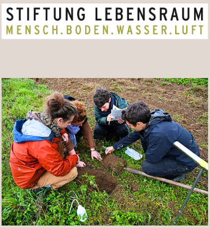 Logo und Foto einer Gruppe auf einem Acker