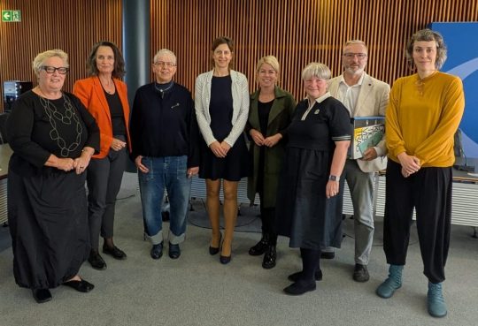 Die Teilnehmenden des Treffens stehen zusammen